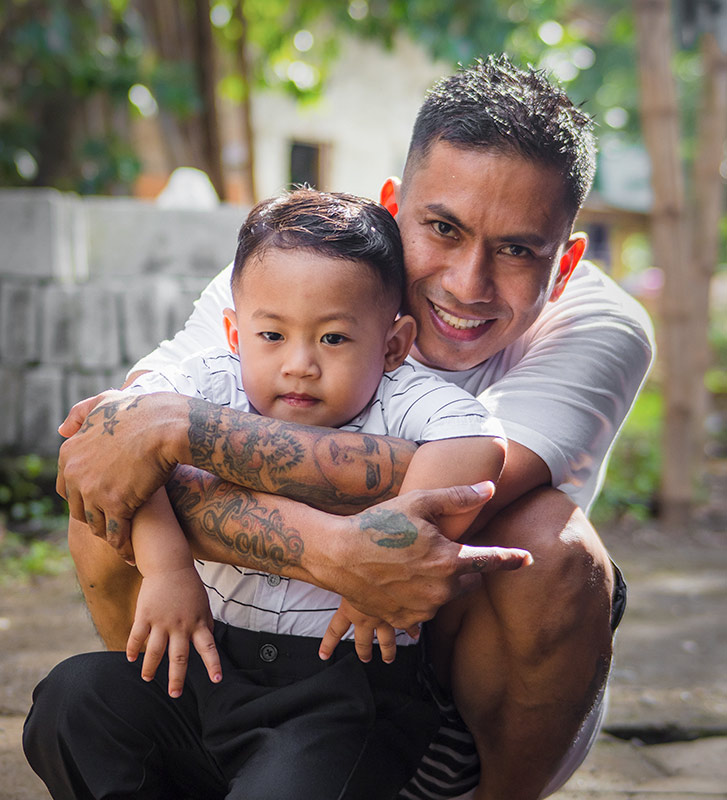 Foto de un padre y un niño inmigrantes